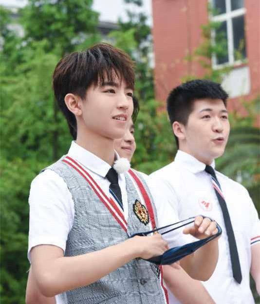 斯文 王俊凯穿过很多款校服,他穿蓝白校服可爱吗?