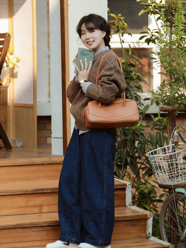 毛衣 小个子女生秋天怎么穿？咖啡色毛衣+深色牛仔裤，上身复古又时髦