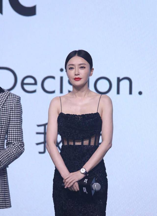 黑色 秦岚胆儿真大，穿吊带长裙仅靠两根细绳支撑，黑色豹纹尽显野性美