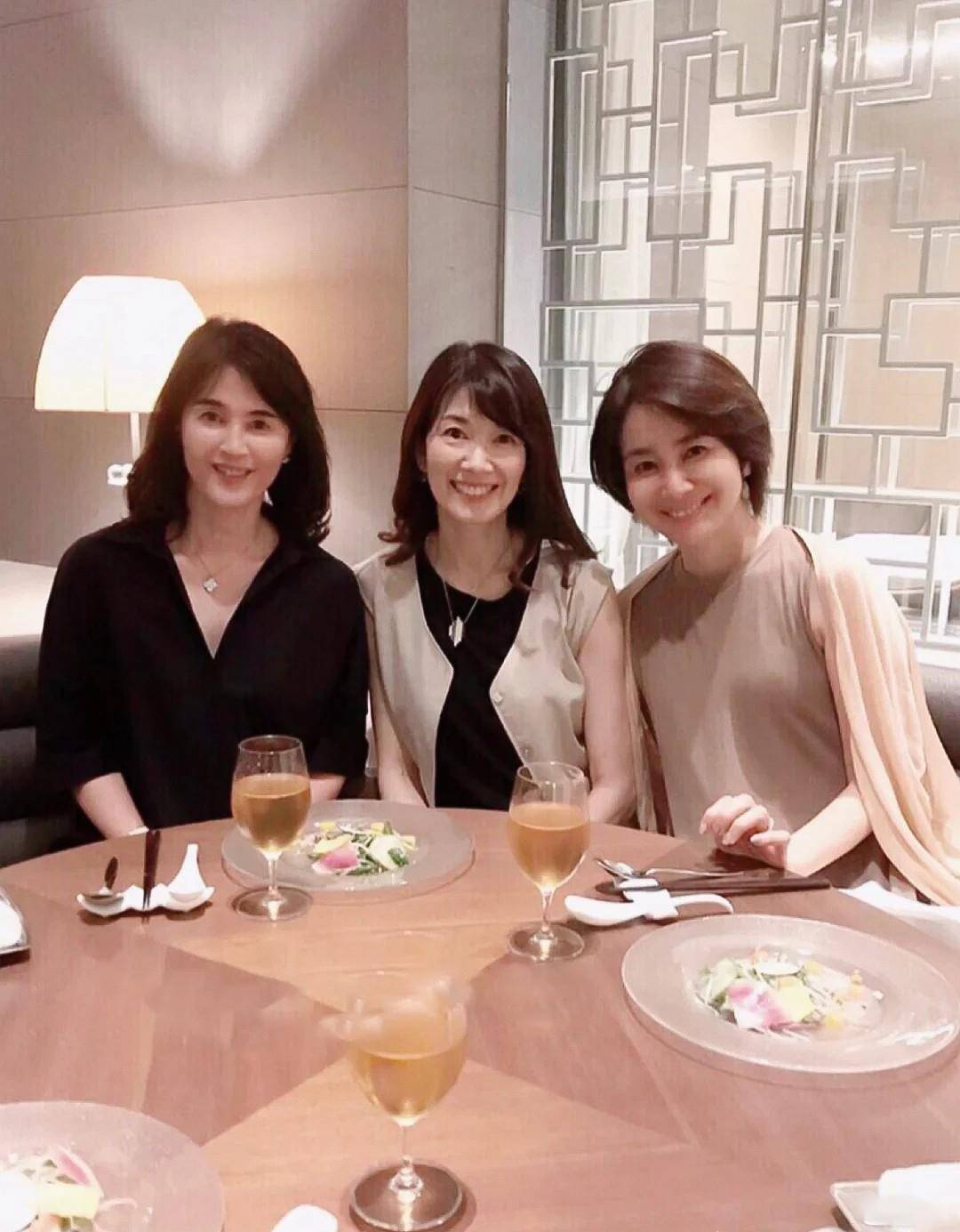 主妇 女人腿粗屁股大，尽量别总穿黑裤子！瞧日本主妇这样，时髦又好看