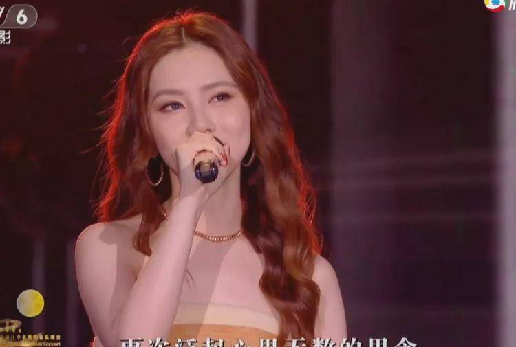 黑色 大湾区晚会群星造型：王菲穿白裙如仙女下凡，赵丽颖素色裙显身材