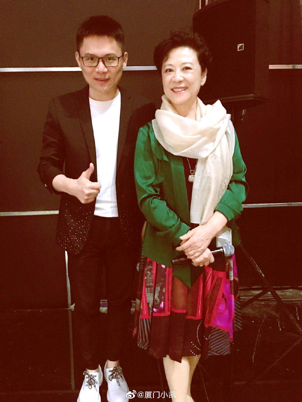 乡村挺乡村大妈的衣服，被王馥荔穿的像个贵妇一样，74岁还这么漂亮！