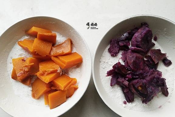 做法|这早餐儿子每次最少吃三块，搅一搅蒸一蒸就出锅，营养解馋又顶饱