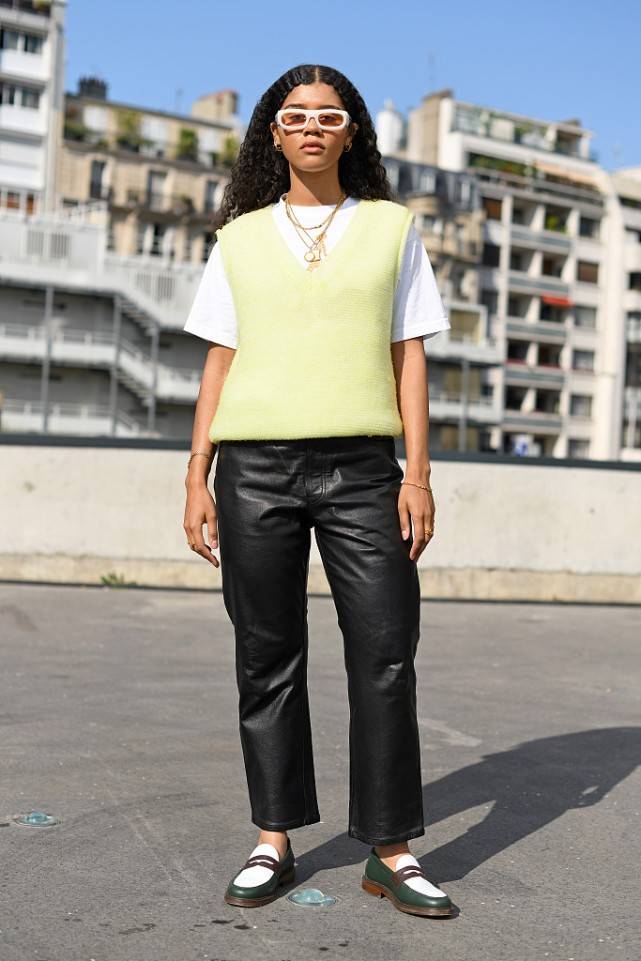 形象 国庆试试针织马甲穿搭,变成街头时尚达人,穿法多样还能降低年龄