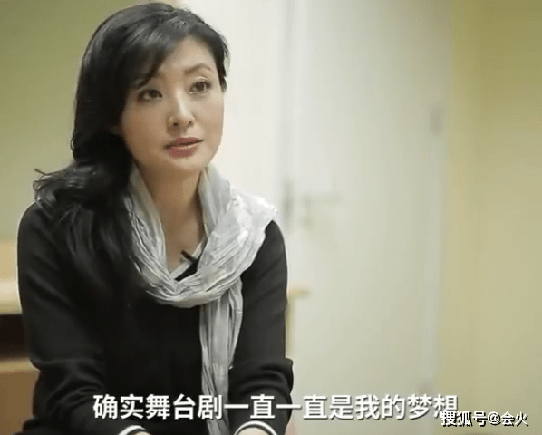 状态央视主持周涛罕化浓妆！穿红礼裙脚踩运动鞋，烈日下叉腰站立满头汗