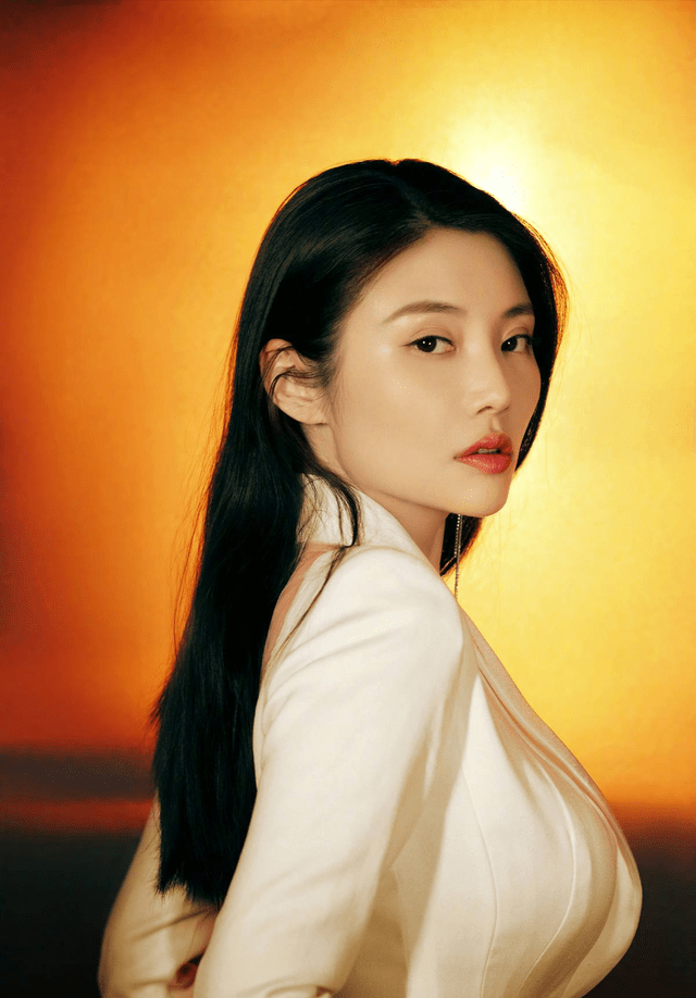 设计 徐冬冬真占便宜，穿西装裙好身材也能看得见，实在是太有魅力