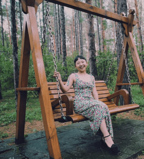 设计 辣目洋子掀起微胖新潮流，肉感身材也敢穿吊带，别有一番独特韵味