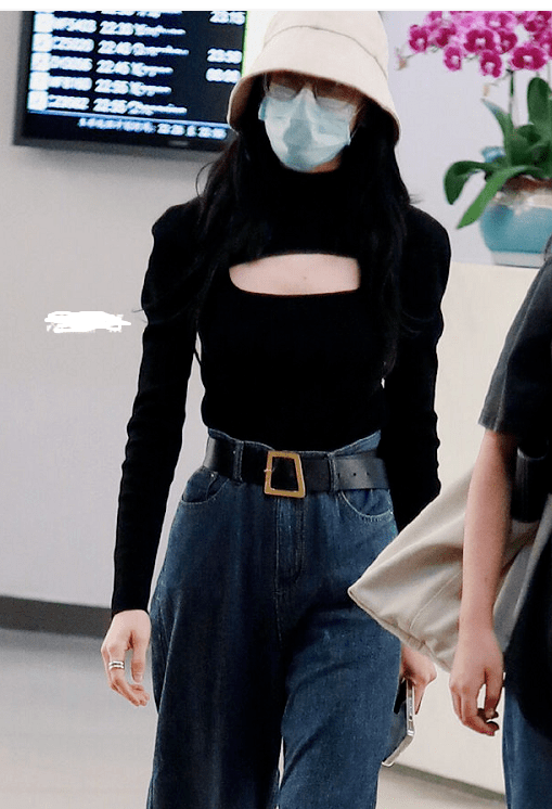 娱乐 热巴机场造型首次翻车，因太瘦撑不起衣服，侧面看就像“纸片人”