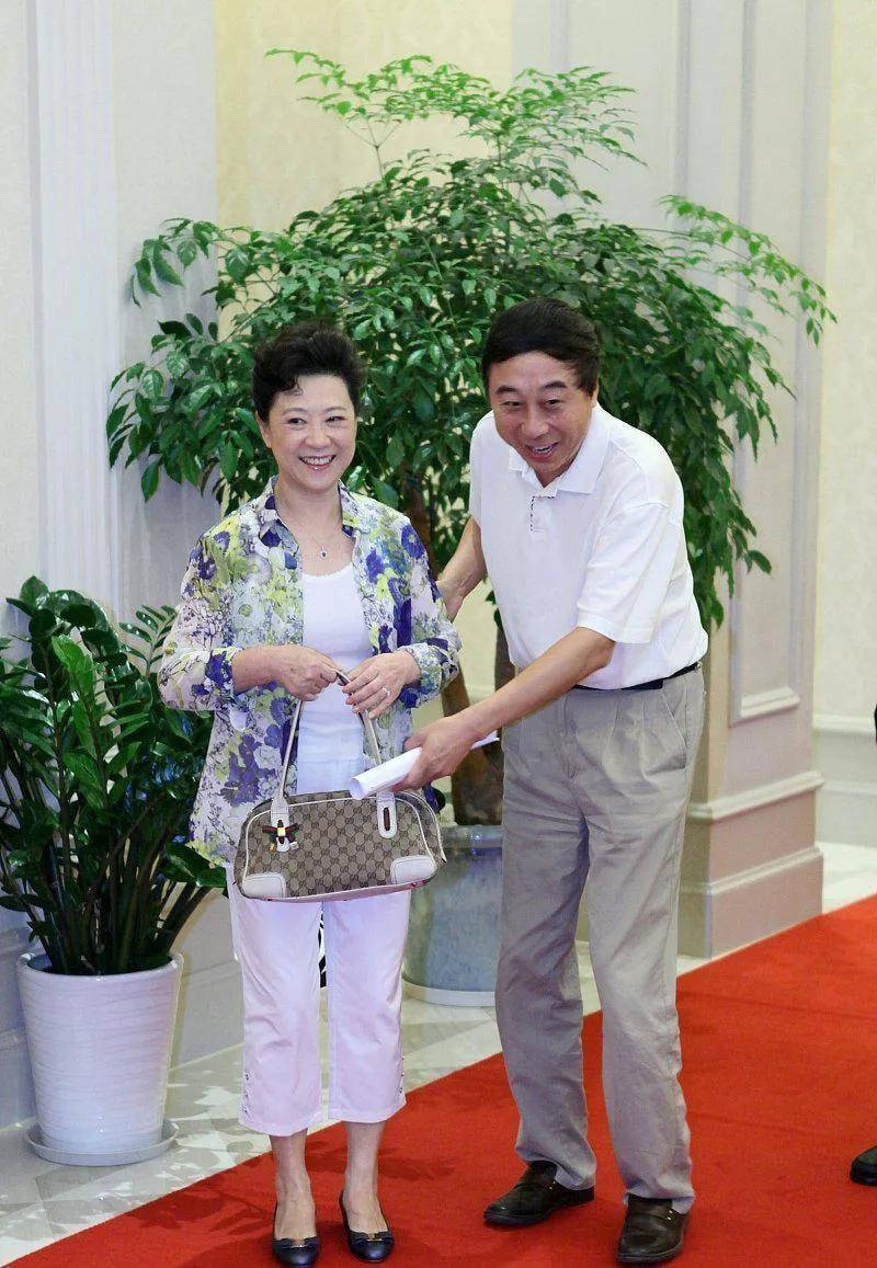 乡村挺乡村大妈的衣服，被王馥荔穿的像个贵妇一样，74岁还这么漂亮！