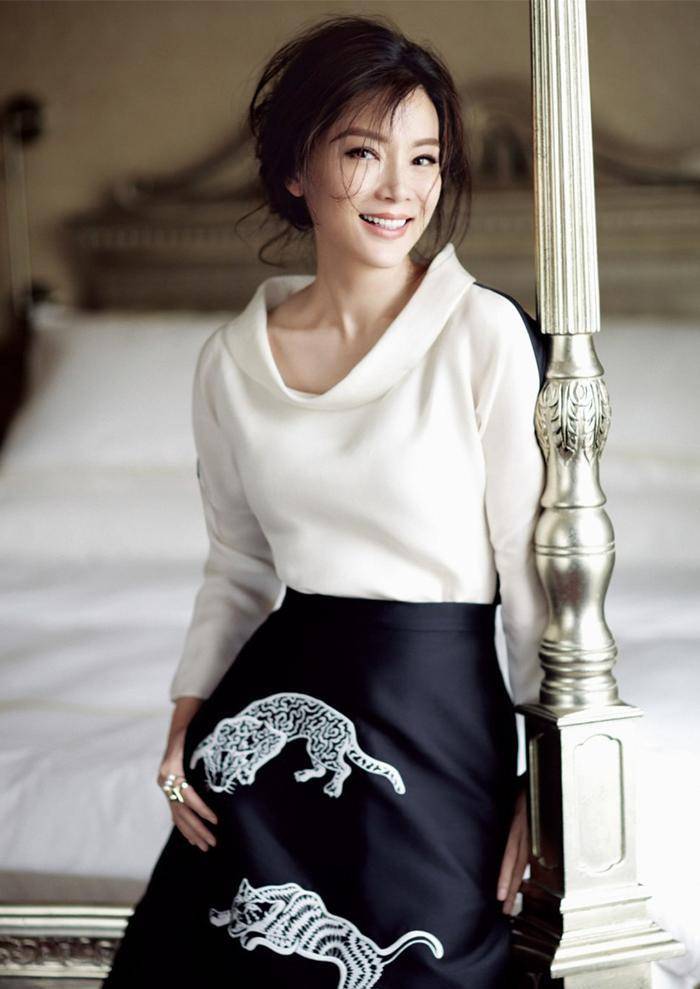 开衩 真正见过大场面的女人，穿毛衣时很少配“长裤”，看陈数就知道了