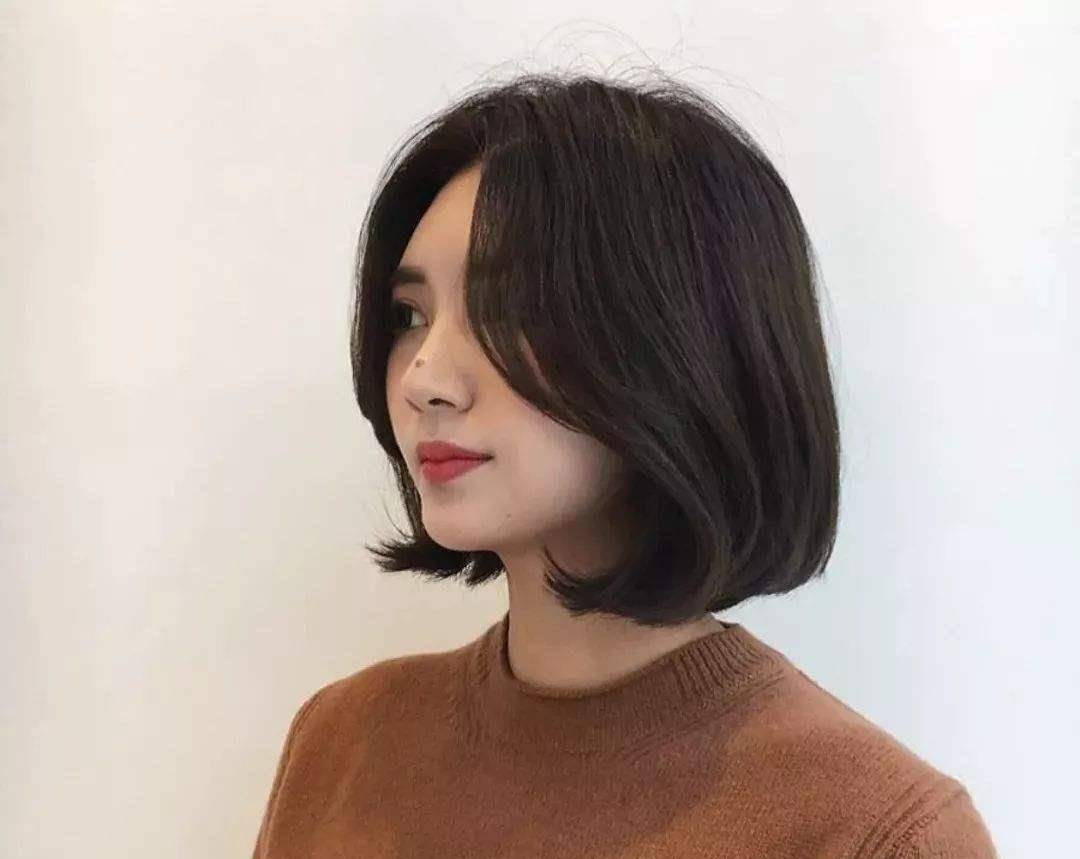 下巴脸型不好看但下巴好看的女生适合什么发型？看了这篇文章就知道！