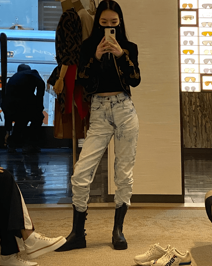 形象 哈文和女儿的状态真不错，一个染红发潇洒大气，一个似时尚博主