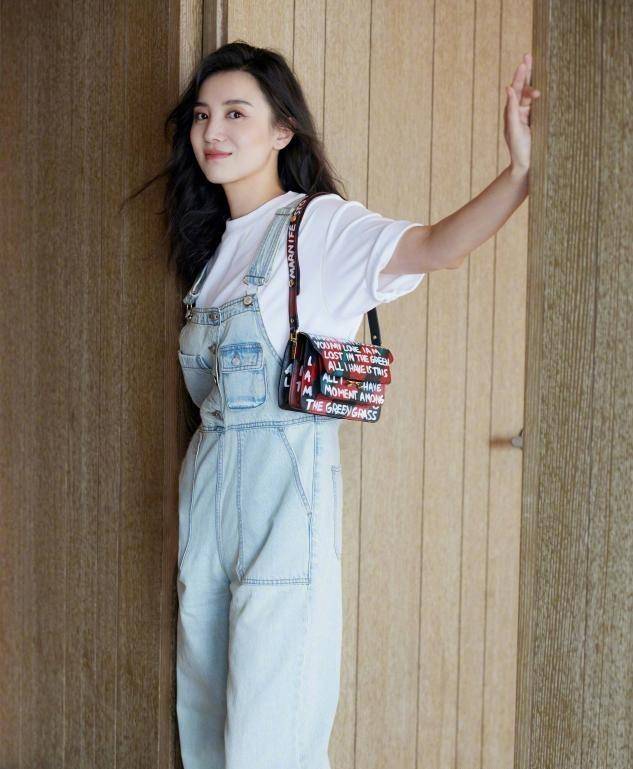 身材 真正见过大场面的女人，很少会穿T恤短裤，看宋佳就知道了