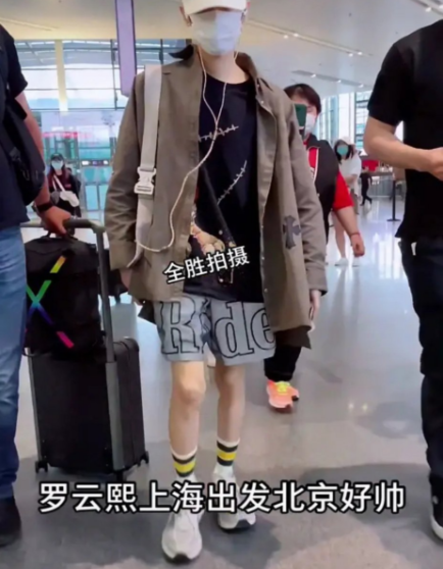 脖子男明星化“阳刚妆容”？“男版鞠婧祎”脸比脖子黑，肖战胡茬自拍