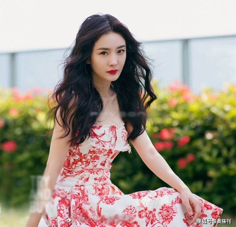 黑色 你可以永远相信杨幂的生图，穿开叉印花裙，美艳型姐姐好久没见了