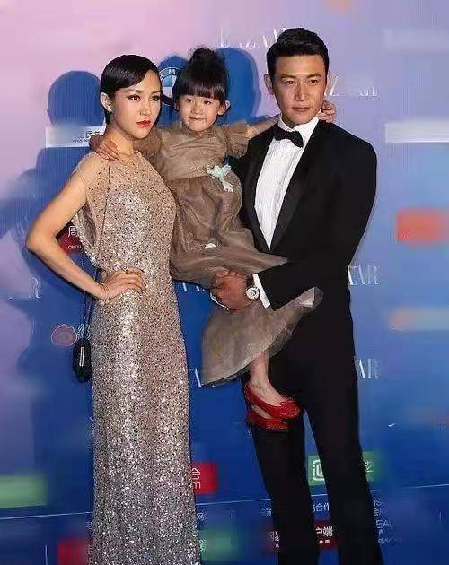 金色 陆毅一家3口造型不错，尤其是鲍蕾穿金色礼服裙，优雅大气又时尚