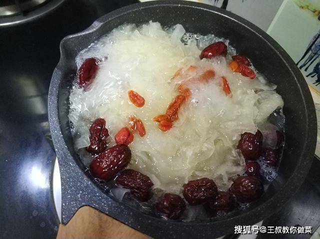 银耳煮出胶质用冷水还是热水 a89e6228acb74b4e8aa54f8a1d1170ae.jpeg