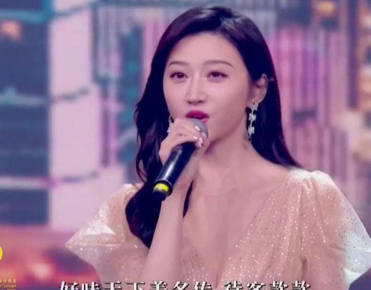 黑色 大湾区晚会群星造型:王菲穿白裙如仙女下凡,赵丽颖素色裙显身材