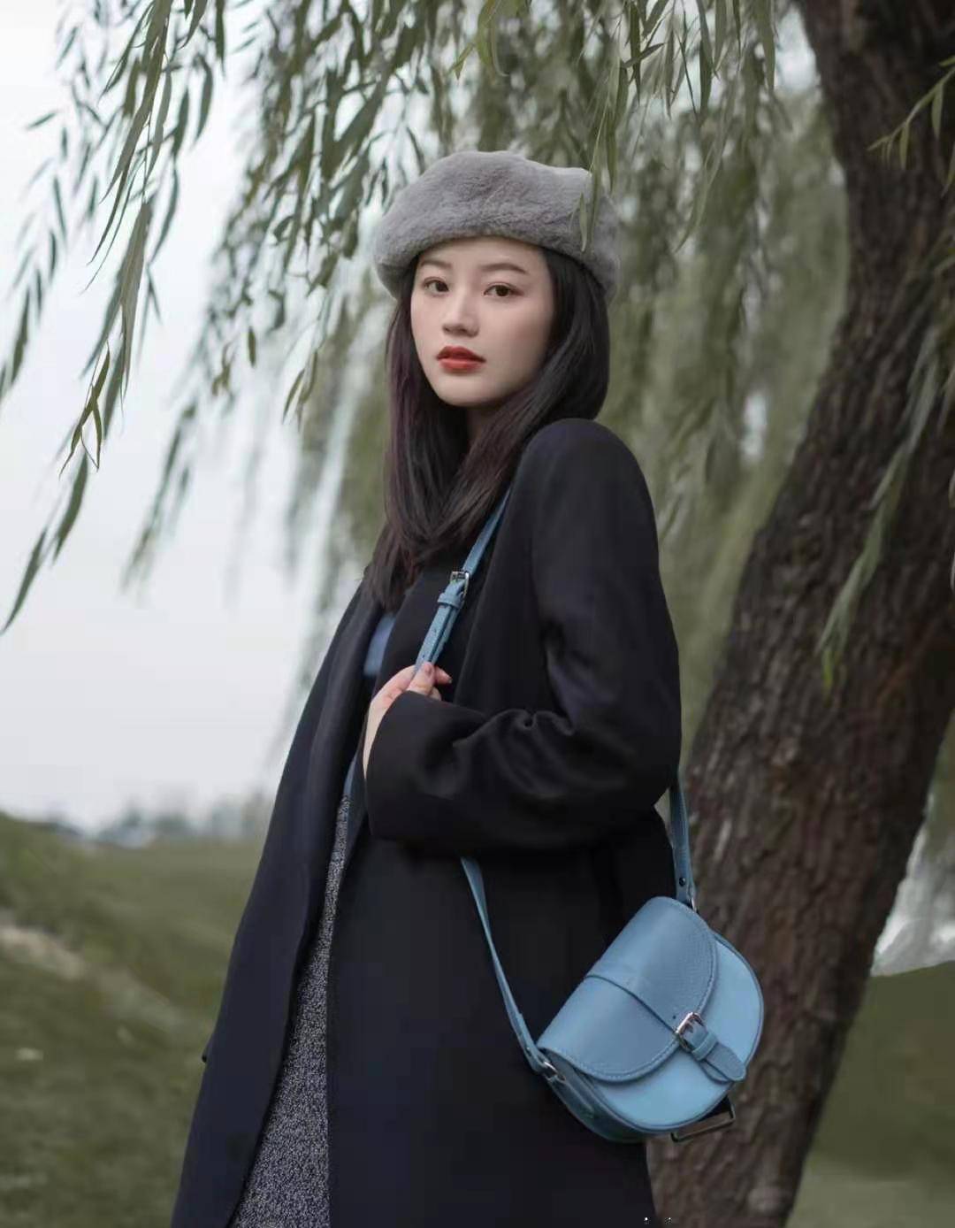 黑色 时尚轮回，买大衣首选“经典色”，不过时的时髦