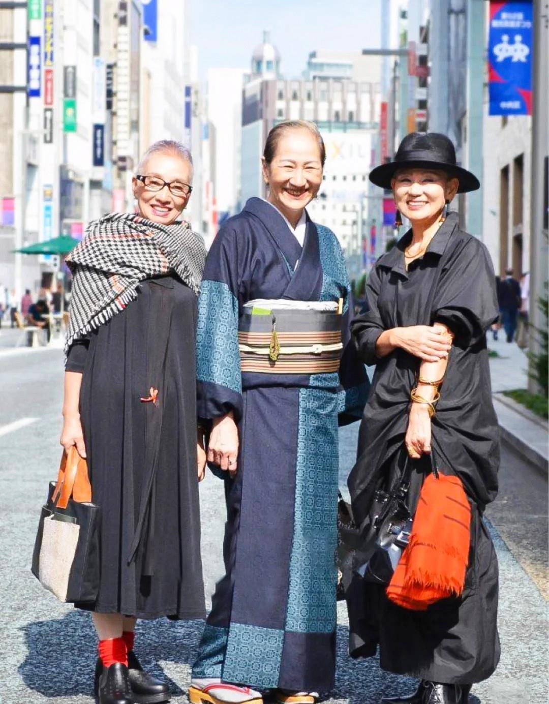 黑色 女人年过60岁又怎样？瞧“日本大妈”多爱打扮！自信的女人最美