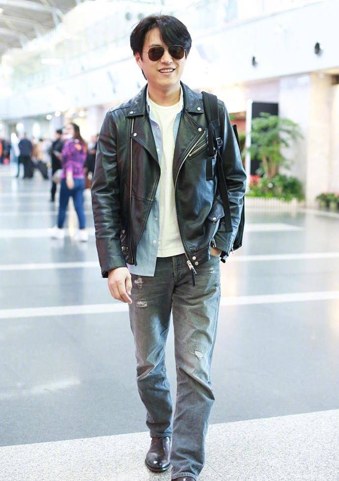 蓝色 老干部靳东认真过冬！棉服牛仔裤保暖有型，戴个眼镜更具高知气质