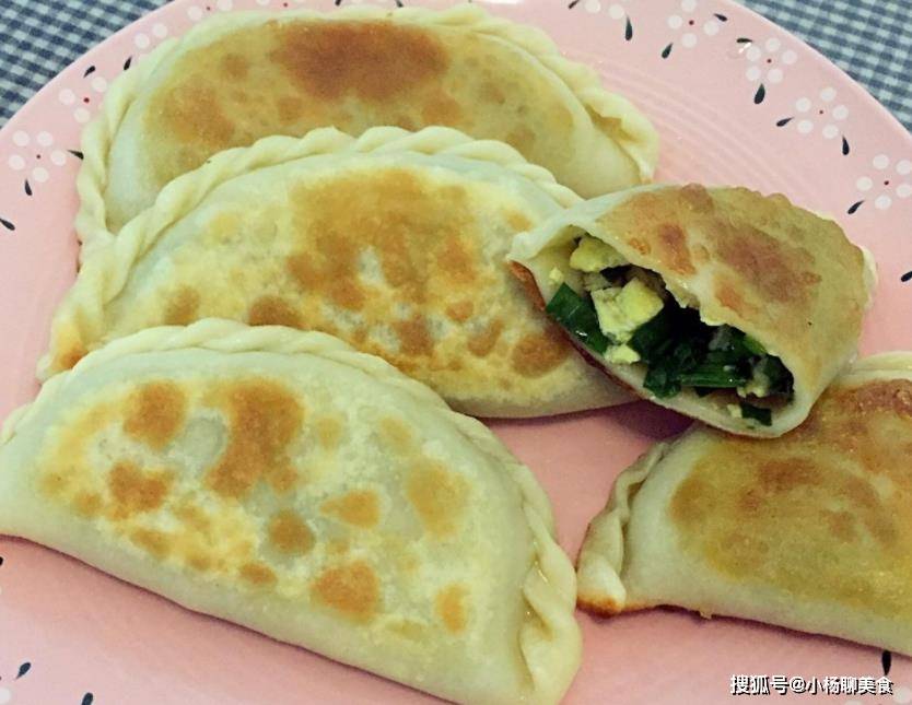 盒子|韭菜盒子这样做，不和面不揉面，早起5分钟全家早餐都搞定