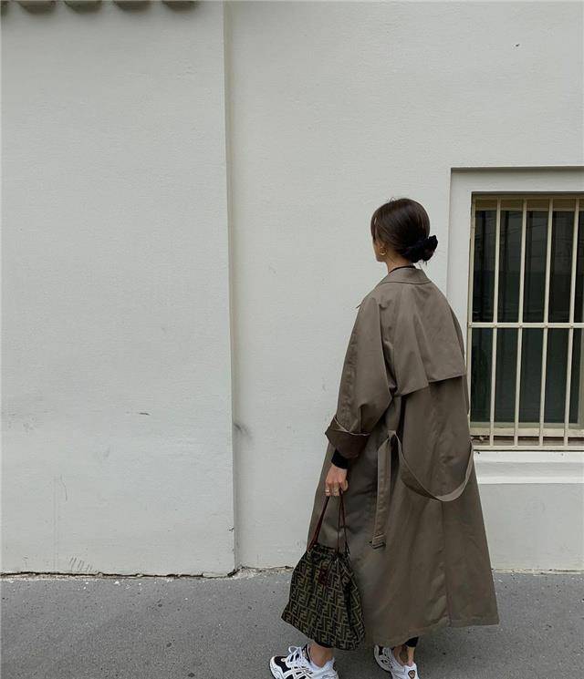 整体 女人过了50岁，穿衣服都要远离这三种“大妈色”，老土又掉档次