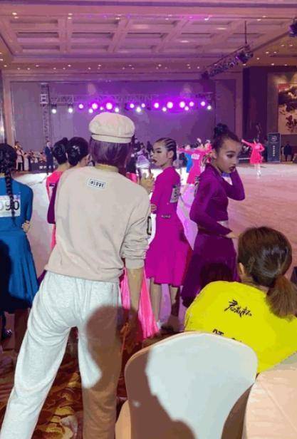 羊羔 马伊琍真是好妈妈！穿卫衣陪女儿比赛太时髦，12岁大女儿像文章