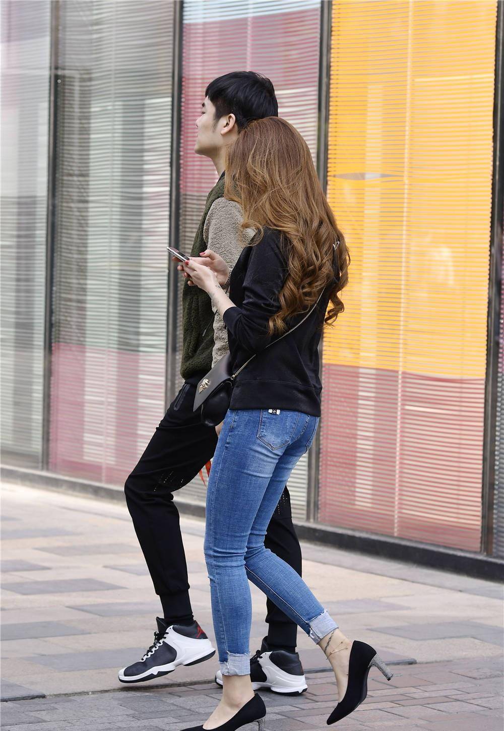 效果 紧身牛仔裤，搭配扁跟浅口单鞋，穿出成熟大气的美感