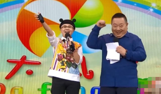 原创55岁金龟子和董浩罕同框身材暴瘦脸小一圈街边兴奋热舞不见老