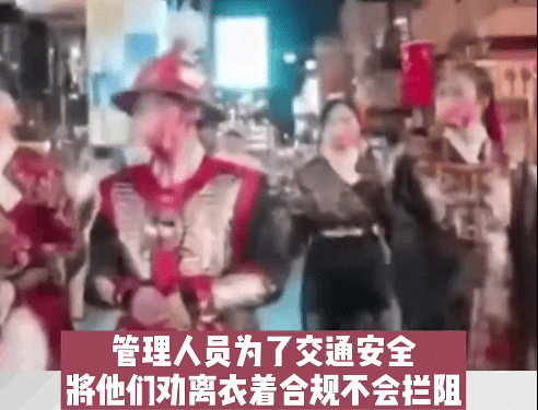 网红组团穿明朝服饰在日式风情街拍照遭抵制，工作人员对其驱逐惹众怒