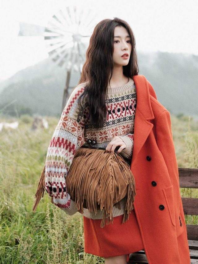 显得 秋天，针织衫上身显得超级温柔，适合30岁+的女生，气质又迷人