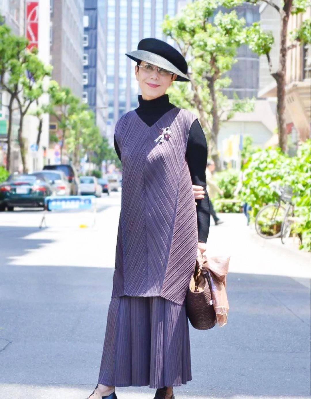 黑色 女人年过60岁又怎样？瞧“日本大妈”多爱打扮！自信的女人最美