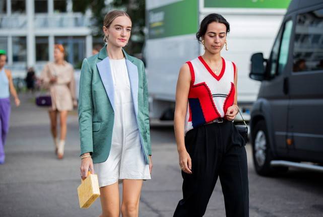 形象 国庆试试针织马甲穿搭，变成街头时尚达人，穿法多样还能降低年龄