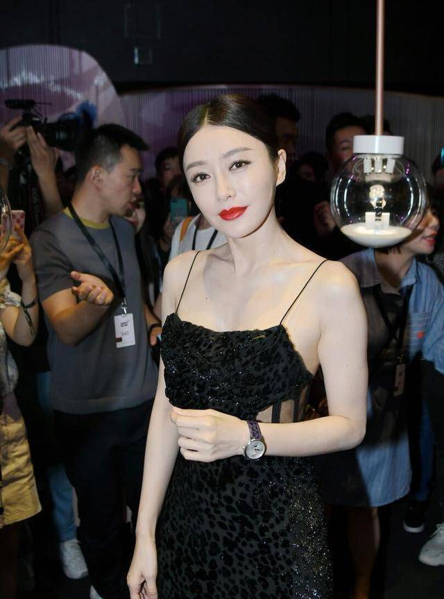 黑色 秦岚胆儿真大，穿吊带长裙仅靠两根细绳支撑，黑色豹纹尽显野性美