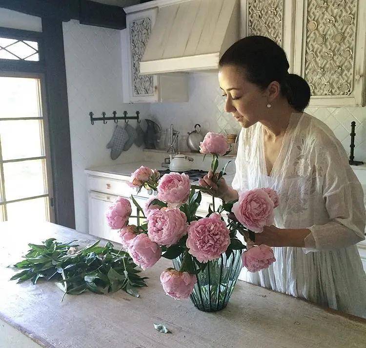 蓝色 女人过了60岁别穿得太花哨，这位日本大妈的搭配，简单时尚养眼