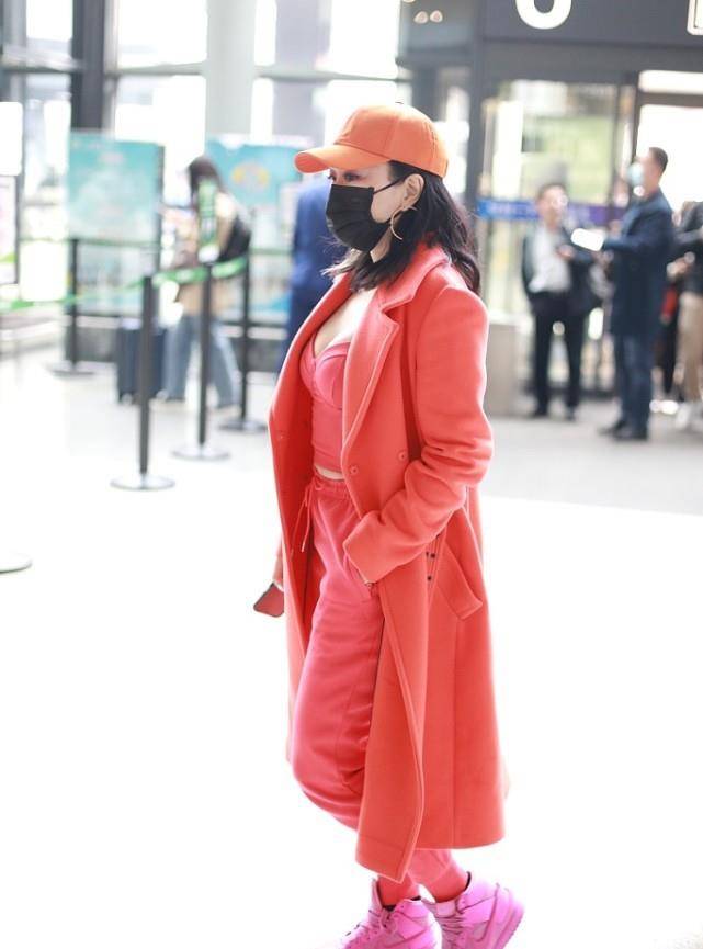 老公 钟丽缇穿得比自己第三任老公还嫩，一身气质搭配，真挺有个性的