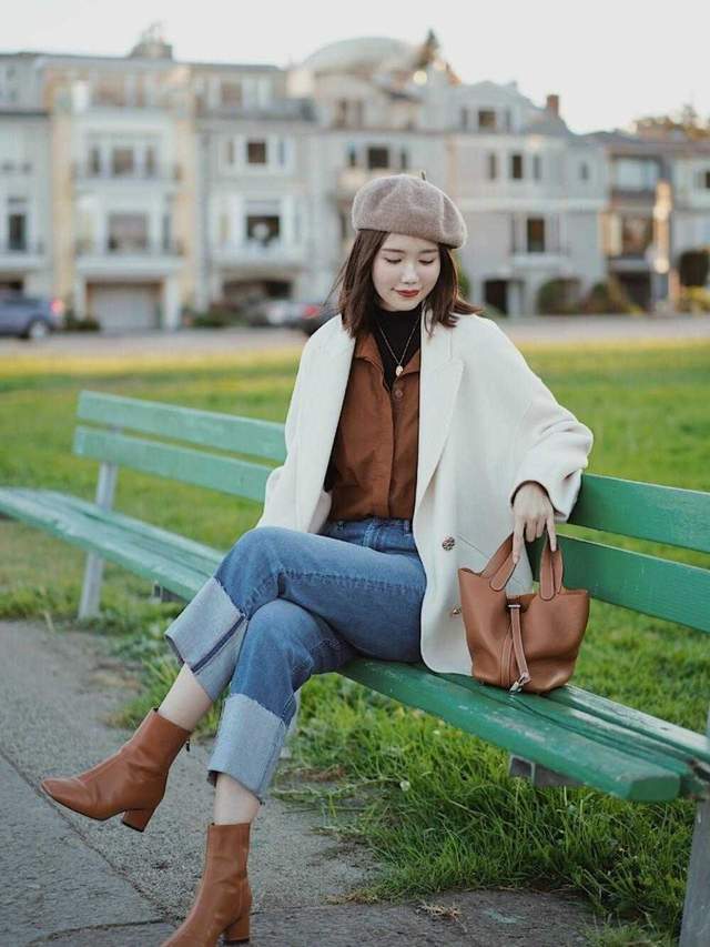 毛衣 秋季，小个子怎么穿才好看？驼色外套搭配白色半身裙，高级又洋气