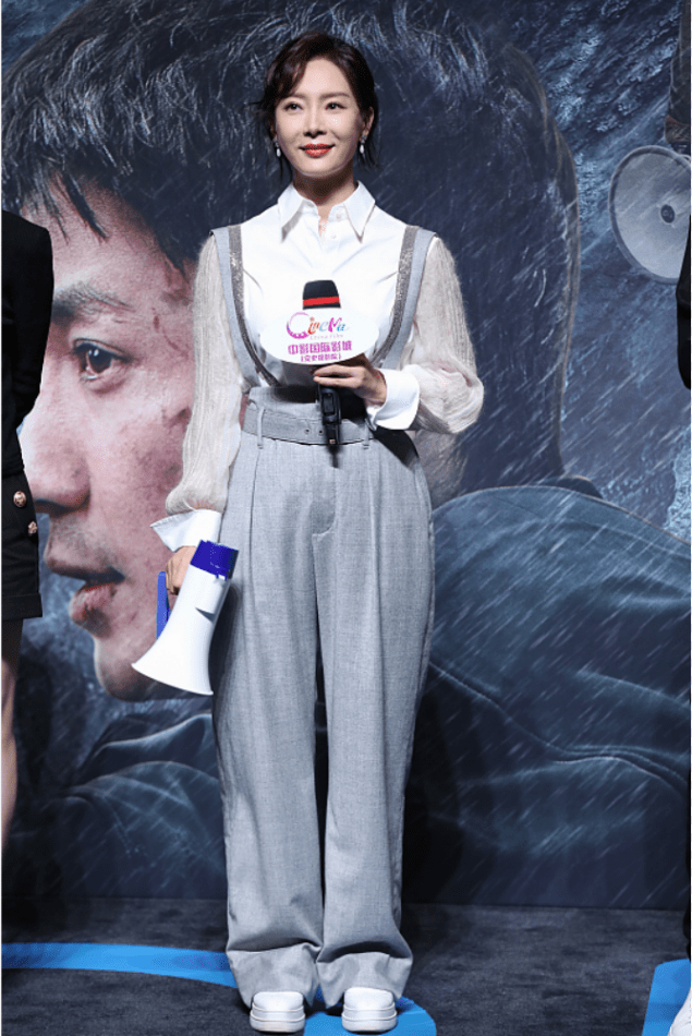 样子 陈数到底是怎么保养的，都44岁了也不显老，穿宽松裤既精致又显嫩