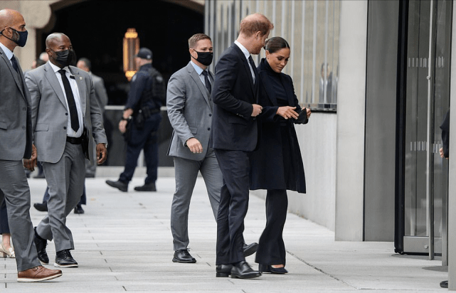 MaxMara 梅根重回高光时刻！换成驼色大衣好高贵，27度的天气穿冬装遭嘲笑