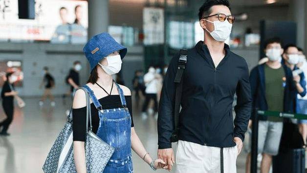 布鞋 何超莲窦骁手牵手出镜，男才女貌很登对，穿百元国货布鞋真低调