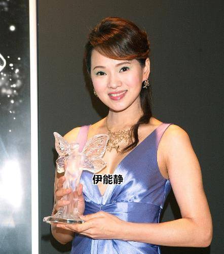 设计 年轻时的伊能静也不赖，大夏天非要穿貂配裙子，颇有名媛气质