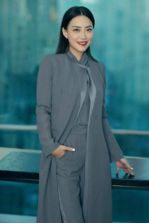 身形 霍汶希真应该出道，穿牛仔外套配报童帽好洋气，真的美出圈了