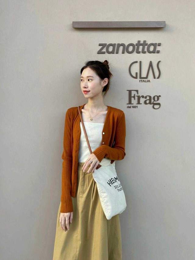 显得 25岁~30岁如何穿可甜可咸？针织开衫搭配短裤或半身裙，高级洋气