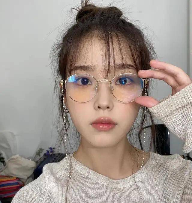 脸部失去“百亿刘海”，LISA还是人间芭比吗？