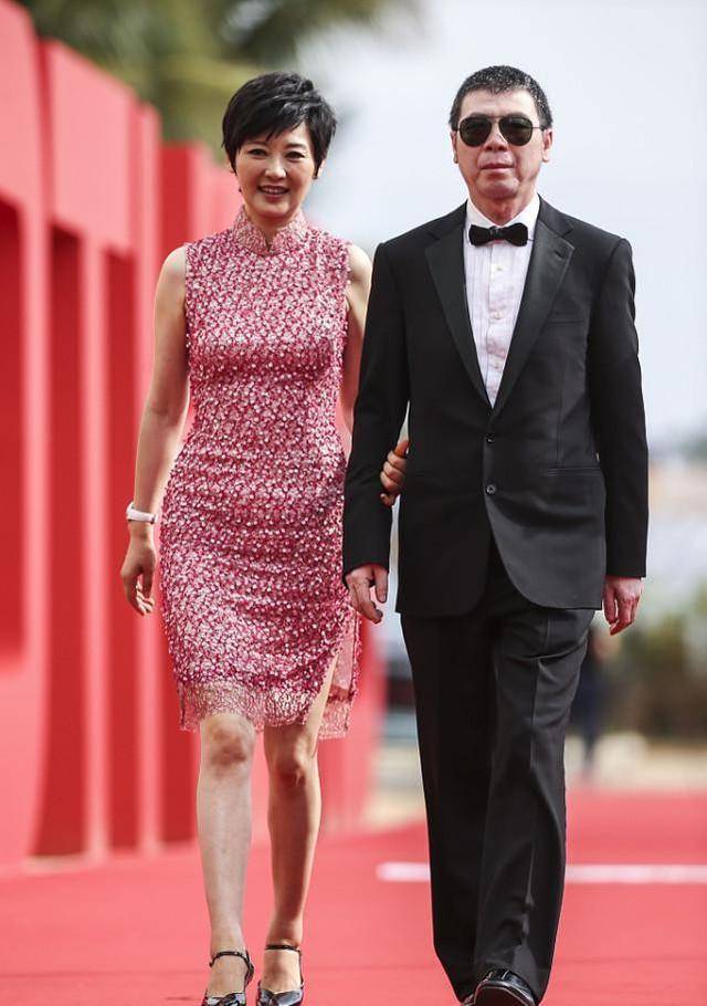 颜色 徐帆穿裙装原来这么美,大红束腰裙搭配小白鞋,腿比张婧怡的还细