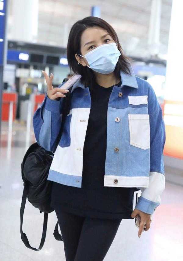 身材 何洁瘦身后太会穿了，拼色牛仔外套配健身裤，穿出1米65的气场