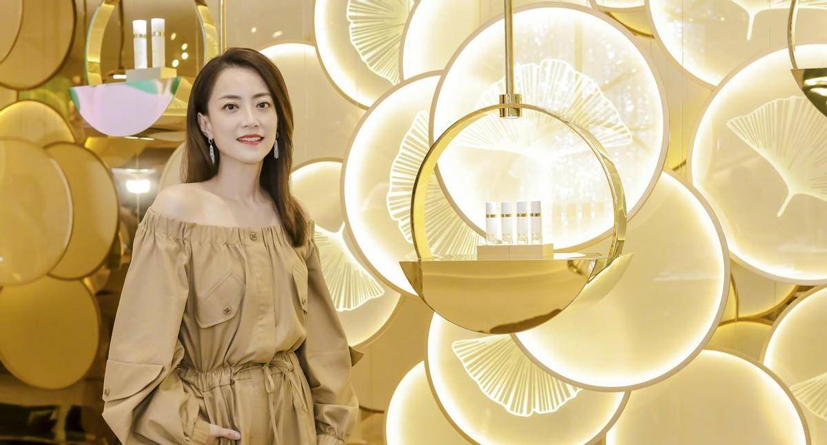 大气 霍汶希才是“最美经纪人”，穿连体裤优雅大方，女主脸不输女明星
