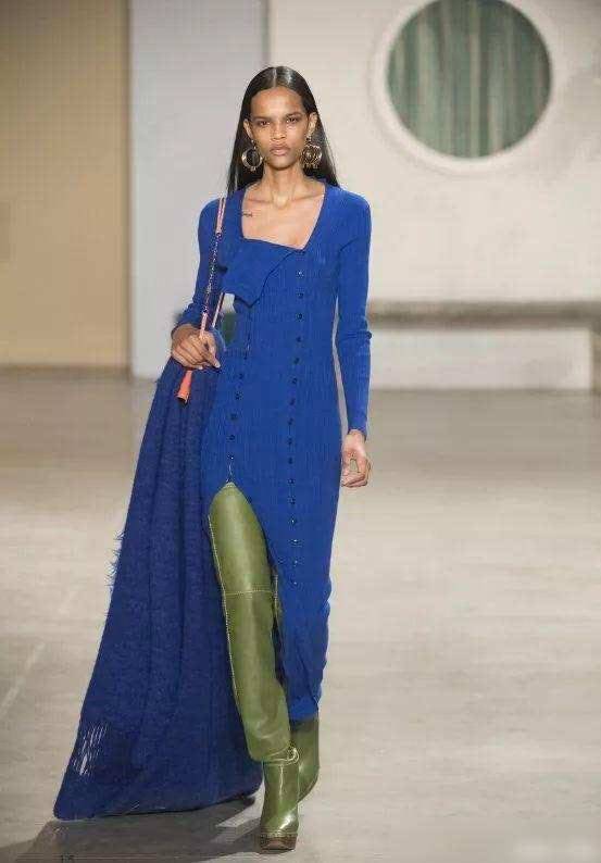 显得 真正优雅高级的女人,都懂得用一条针织裙,穿出秋天的风情万种