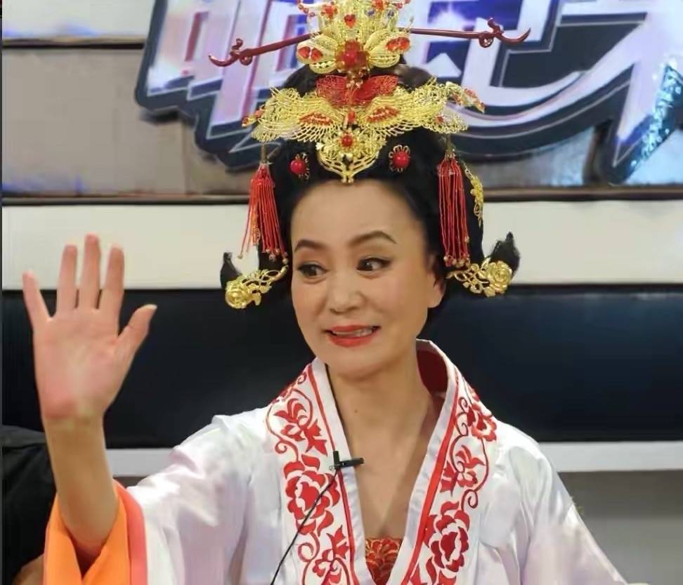 显得 刘雪华上节目穿的时髦，但私下就是老人打扮，十年独居好孤单！